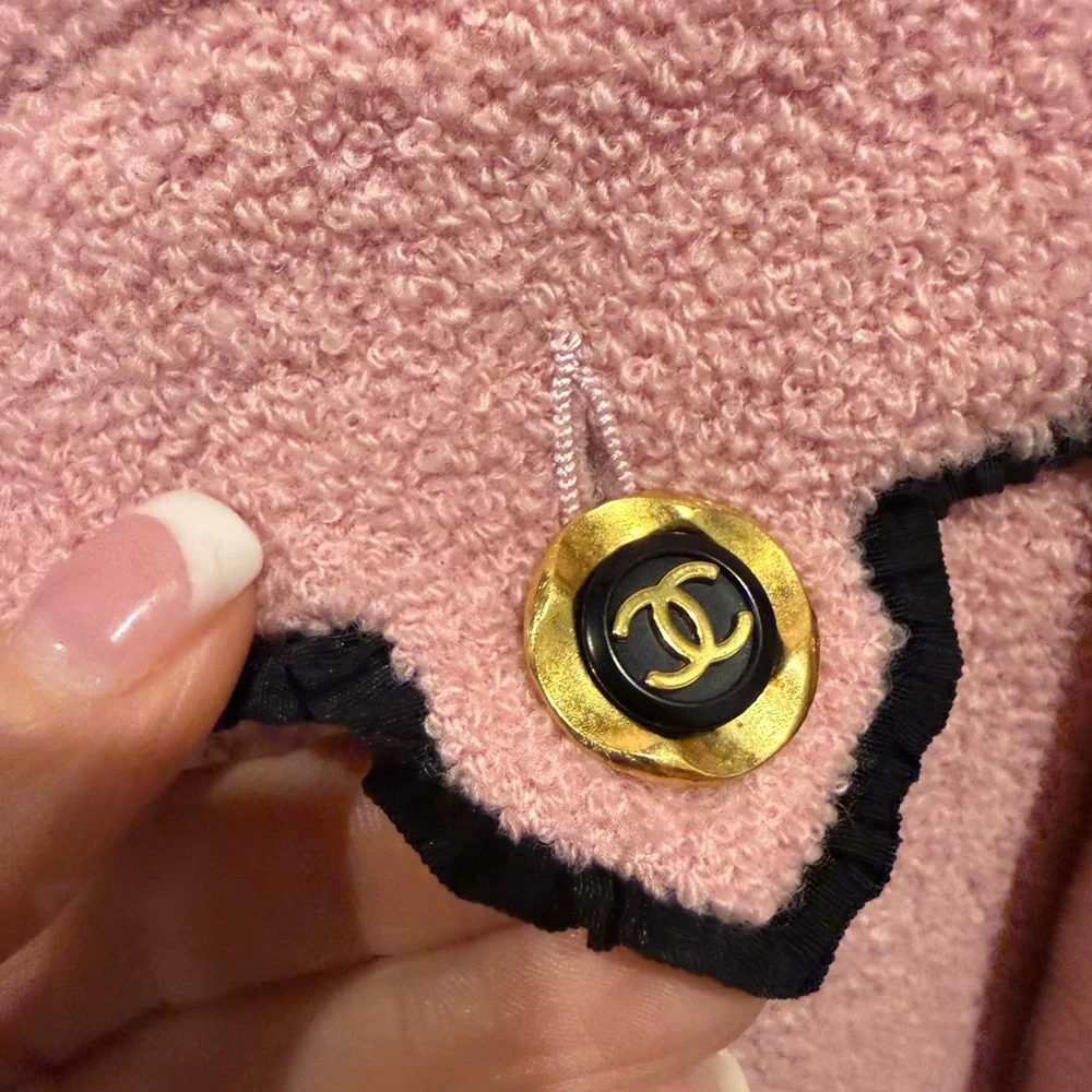 💋CHANEL Vintage Pink‎ Blazer with Black Trim 011